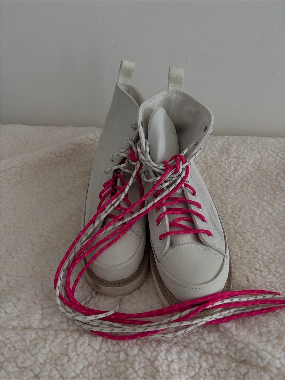 Converse Women’s White sneakers with Hot Pink Laces